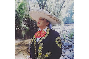 Tus Maletas Estan En La Puerta 917lY3+UlNL._AC_UL320_